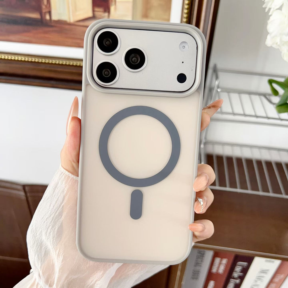 Skin-sensitive color contrast phone case